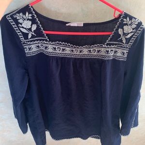 Westport Nautical embroidered blouse Size Med, cute trim on sleeve and hem! 💙